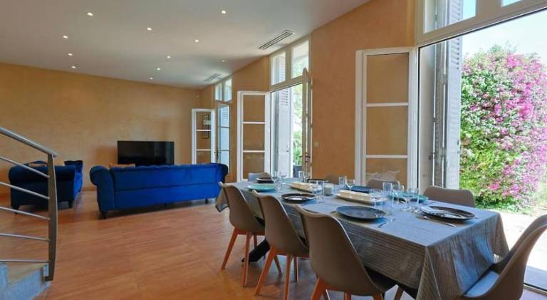 Villa with 5 rooms for 11 persons — photo 4