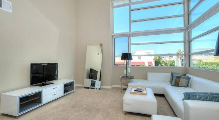 Charming holiday apartment | Pet-friendly in Santa Monica, CA