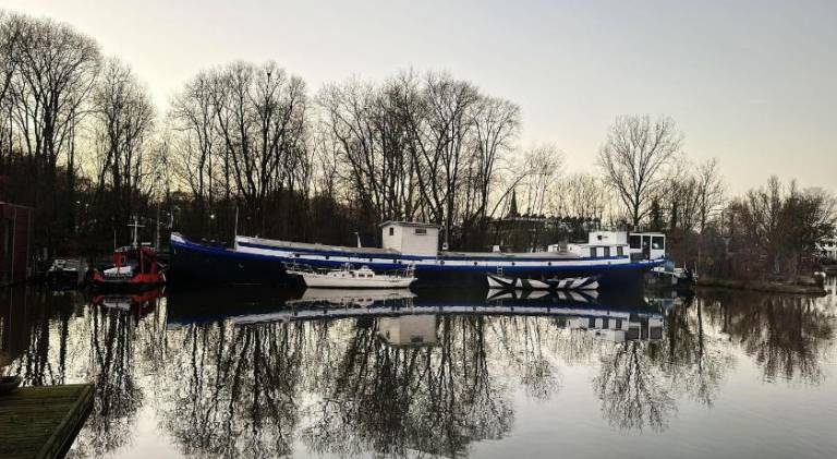 Houseboat De Cornelia in Amsterdam