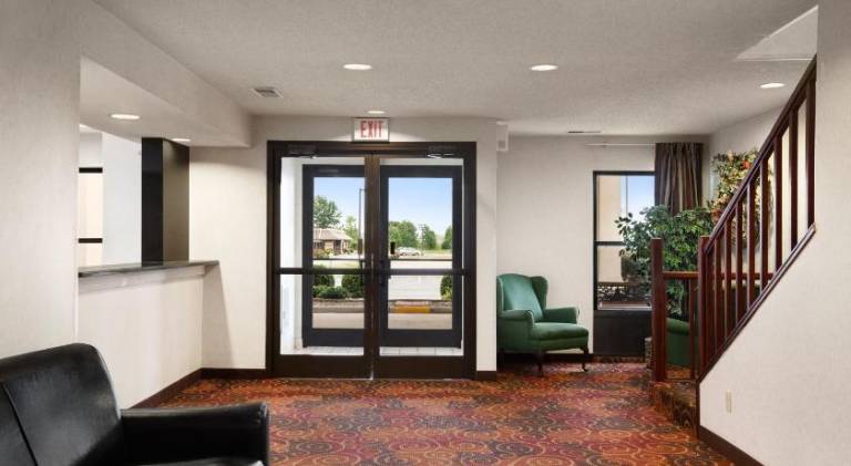 Super 8 By Wyndham Evansville North — photo 2