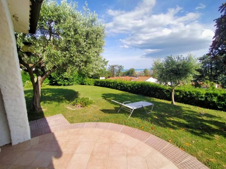 Villa with private pool & yard — photo 3