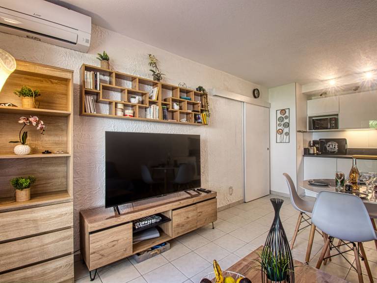 Fully equipped holiday apartment with pool, terrace & garden | Next to the beach | Pets are welcome — photo 3