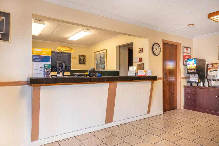 Econo Lodge Inn & Suites Windsor Locks Bradley Airport — photo 2