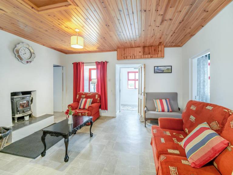 Cottage with yard | Water view — photo 4