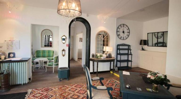 Apartment with pool, garden & patio — photo 4