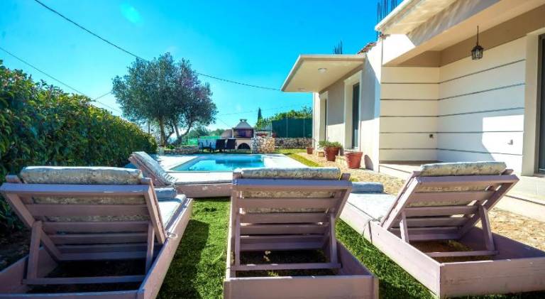House with grill, terrace & pool | Perfect for remote work — photo 4