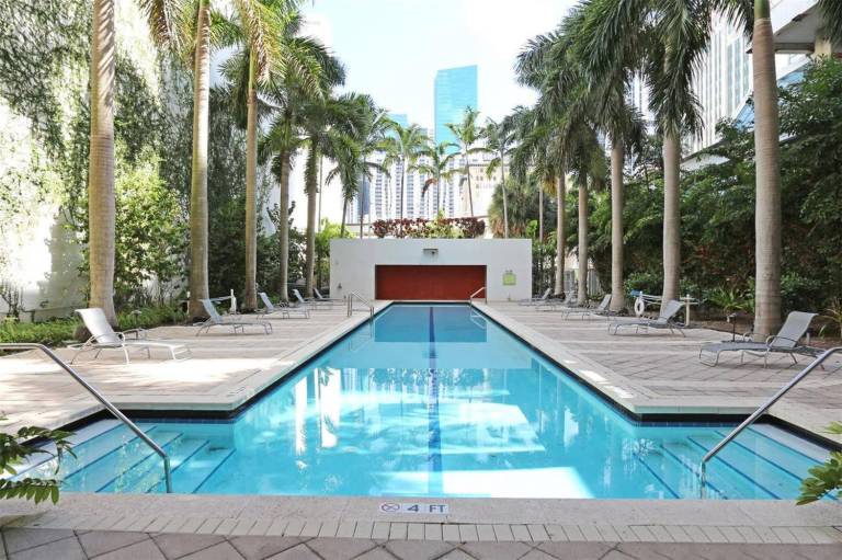 Rental apartment with pool & hot tub | Next to Bayside Marketplace | Pets allowed — photo 3