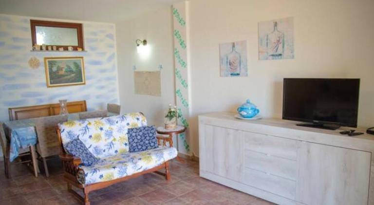 Holiday apartment with BBQ, patio & garden in Posada