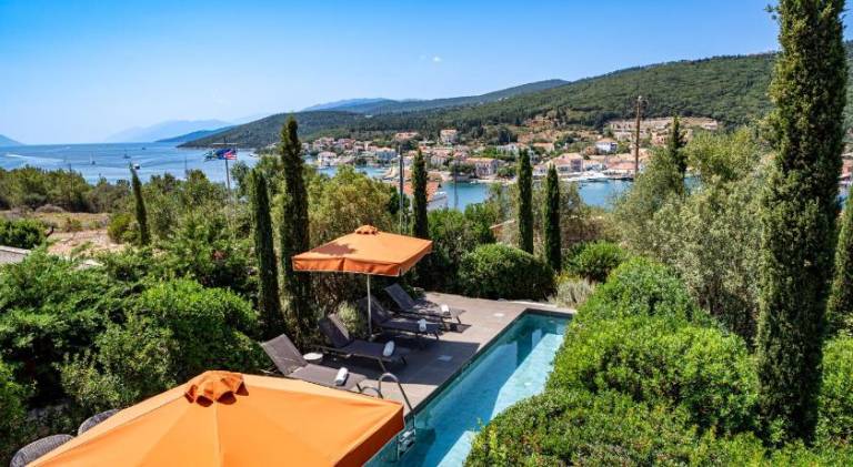 Fully equipped villa with patio, private pool & yard | Dogs allowed — photo 4