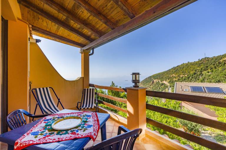 Apartment 'Mandarino' with Sea View, Private Terrace and Wi-Fi in Messina