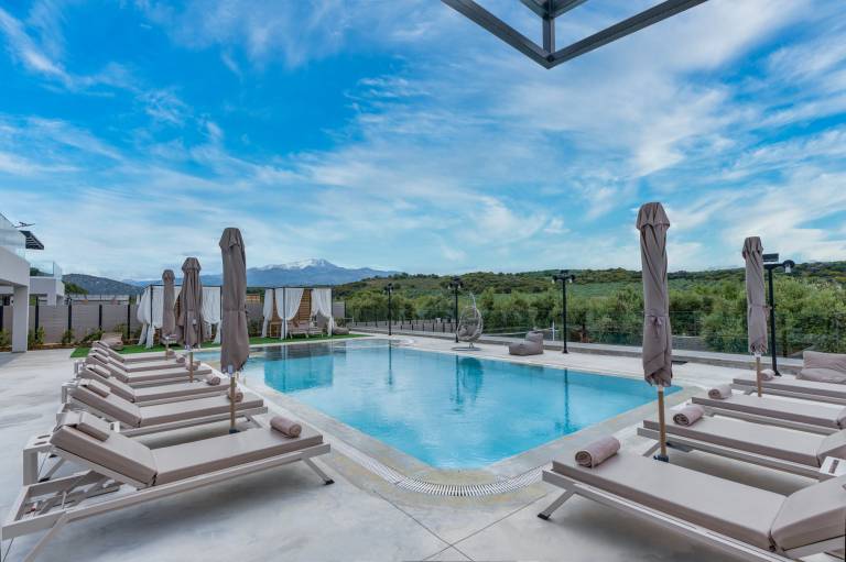 Villa with garden, patio & private pool — photo 3
