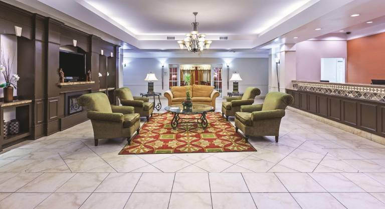 La Quinta Inn & Suites by Wyndham Winnie — photo 3