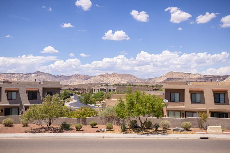 Fully equipped ample vacation home with heated pool, BBQ & hot tub | Golf view | Pets allowed — photo 3