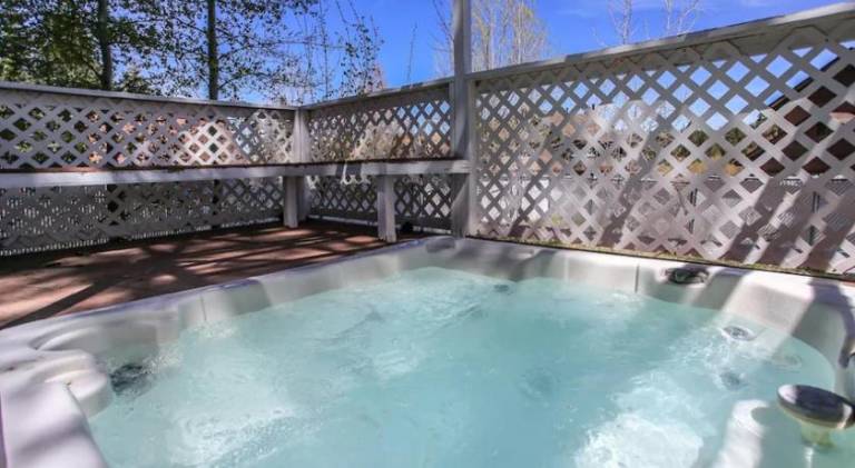 Vacation home with hot tub | Pets allowed in Big Bear Lake, CA