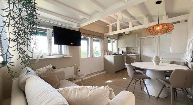 New- The Cabana- With Sauna and Hot Tub, on a lake near Amsterdam — photo 3