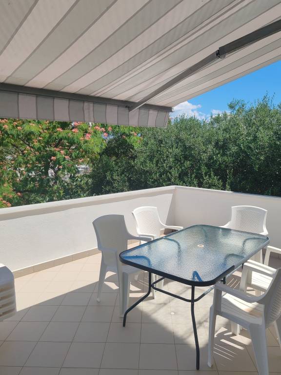 House with terrace, barbeque & yard | Garden view — photo 2