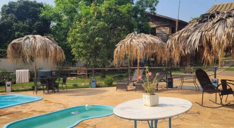 Pleasant lodge with pool, BBQ & patio | Pets allowed — photo 5