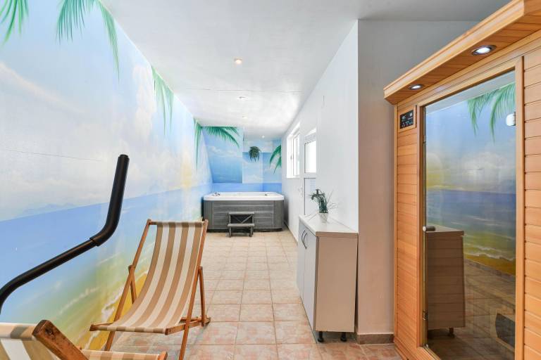 House with pool, BBQ & jacuzzi — photo 2