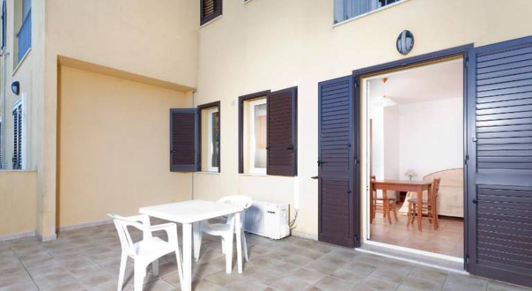 Serviced apartment with yard — photo 4