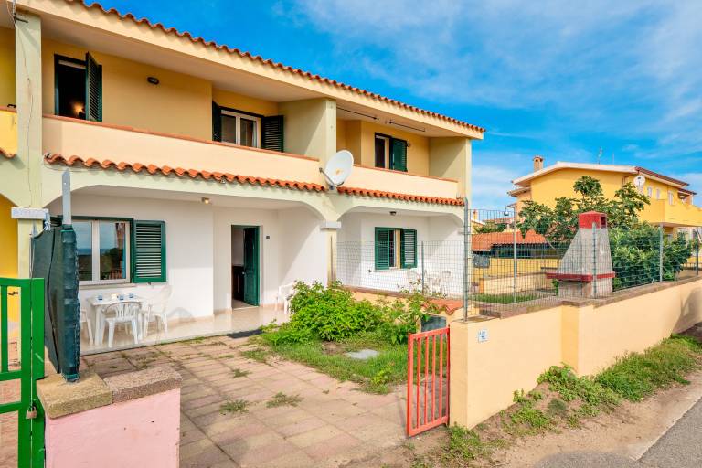 Charming Holiday Home Tanaunella appartamento 2 with Ventilators, Balcony, Terraces & Sea View; Parking Available, Pets Allowed — photo 3