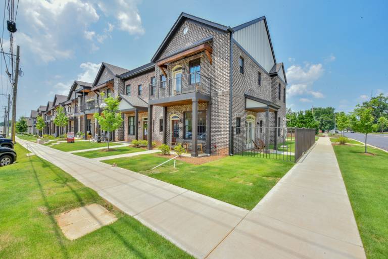 House with yard & BBQ | City view — photo 4