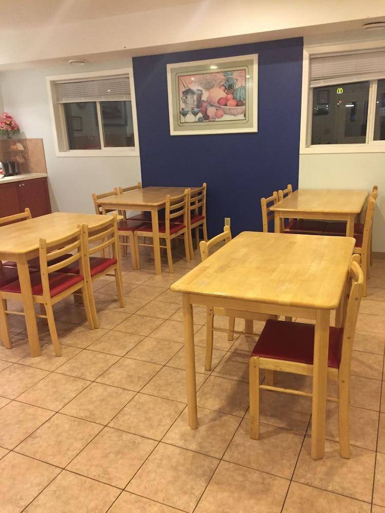 Econo Lodge Inn and Suites — photo 4