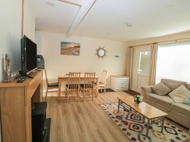 Cottage with yard — photo 3