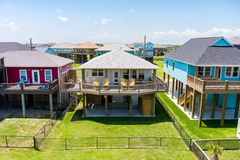 Fully equipped vacation home with barbecue & garden | Beach view | Pet-friendly in Bolivar, TX