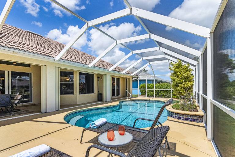 House with private pool & barbecue | Water view — photo 2