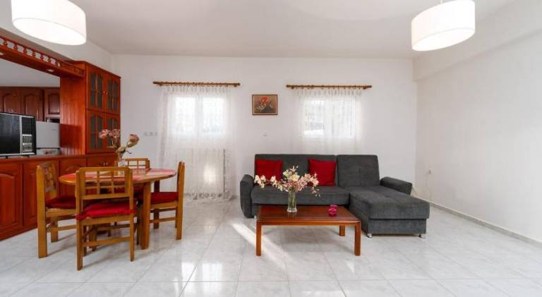 Rental apartment with garden in Aigialeia