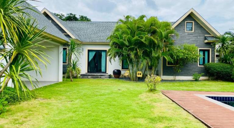Vacation home with pool & hot tub — photo 4
