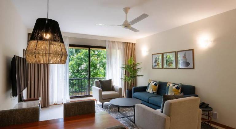Serviced apartment with pool, terrace & yard — photo 2