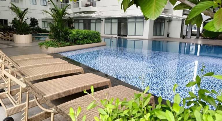 Serviced apartment with garden, pool & patio | Pet-friendly — photo 3