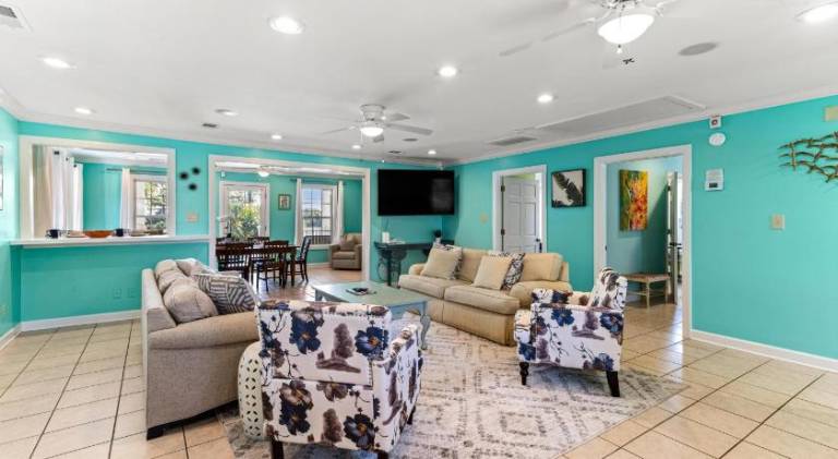 Vacation home with pool — photo 4