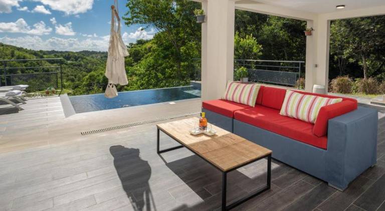 Rental apartment with private pool, jacuzzi & patio in Le Gosier