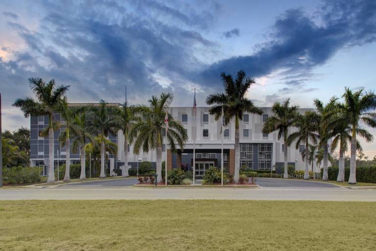 Hampton Inn & Suites Sarasota/Bradenton-Airport — photo 2