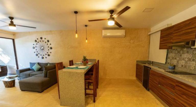 Serviced apartment with pool, yard & patio — photo 5