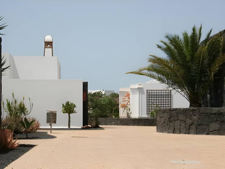 Serviced apartment with yard, pool & patio in Yaiza