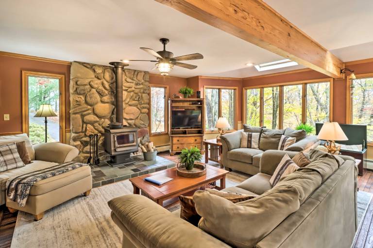 Outdoor Theater, Deck & Fire Pit: Poconos Retreat — photo 3