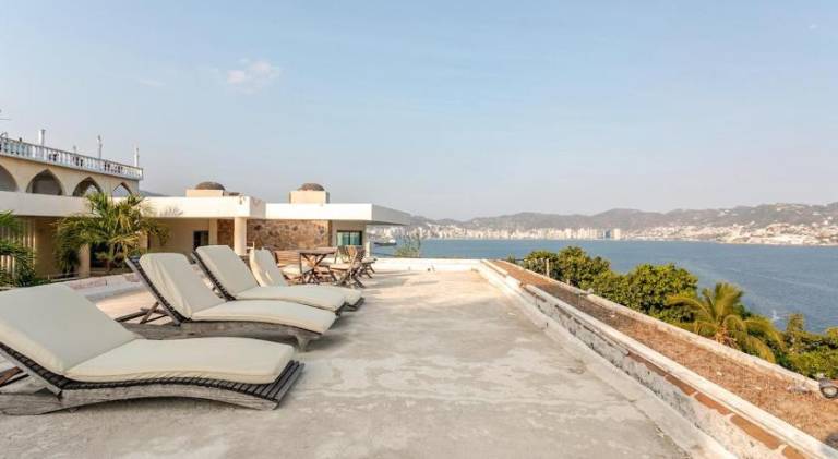 Villa with pool — photo 4