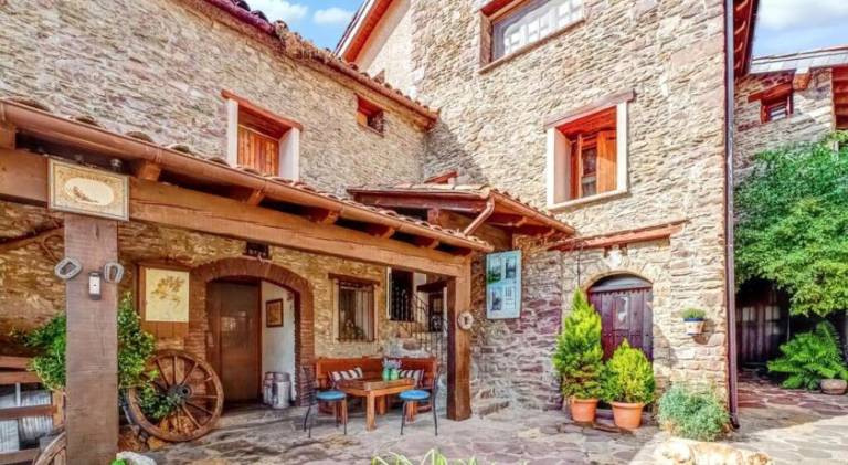 Holiday apartment with terrace, barbecue & garden in Huesca