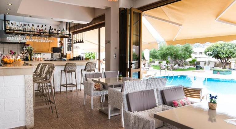 Holiday apartment with patio & pool — photo 4