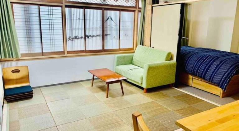 Rental apartment with 5 rooms for 14 persons in Yokohama