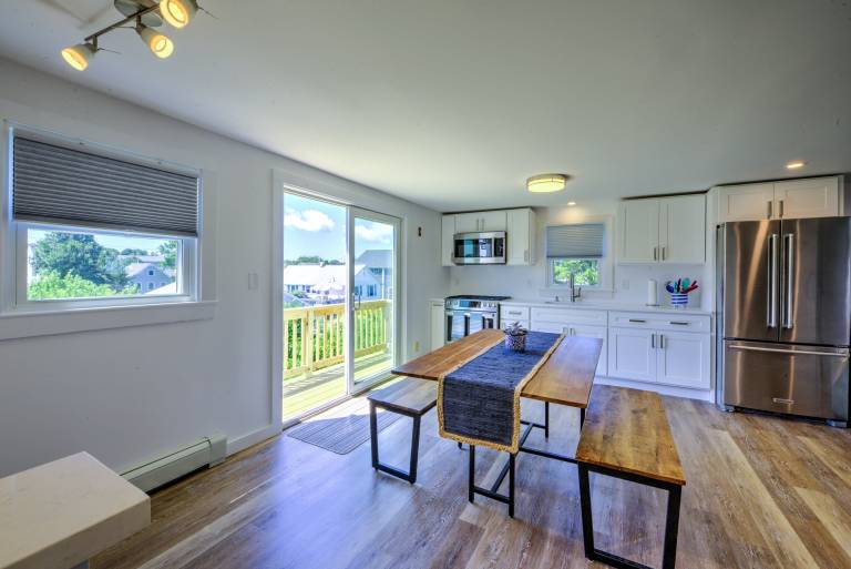 House with patio & grill | Water view — photo 3
