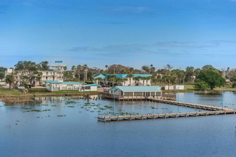 Lakeshore Resort and Marina in Okeechobee, FL