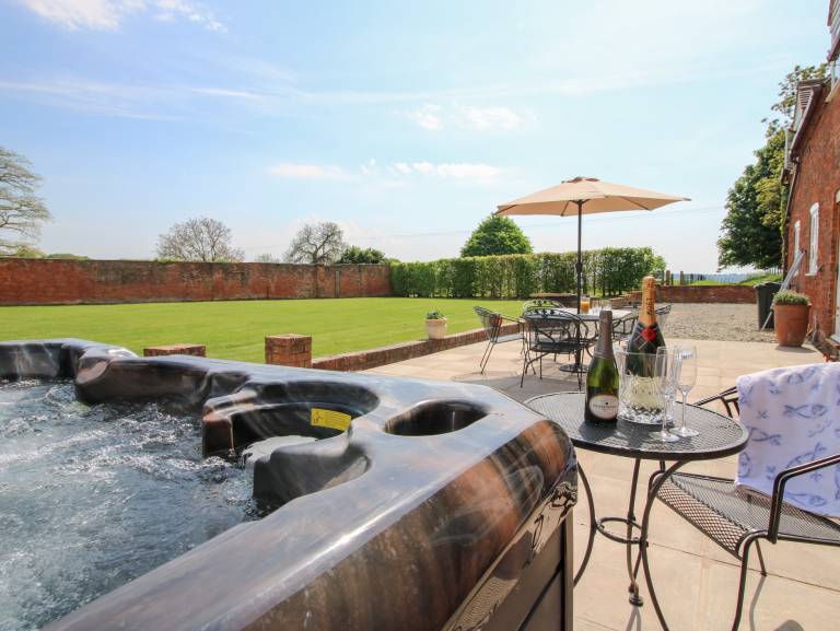 Family-friendly wonderful cottage with garden, grill & jacuzzi | Pets are welcome — photo 4