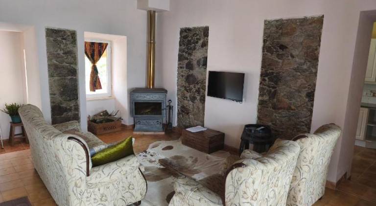 Lovely chalet with barbeque, patio & garden | Pets are welcome — photo 2