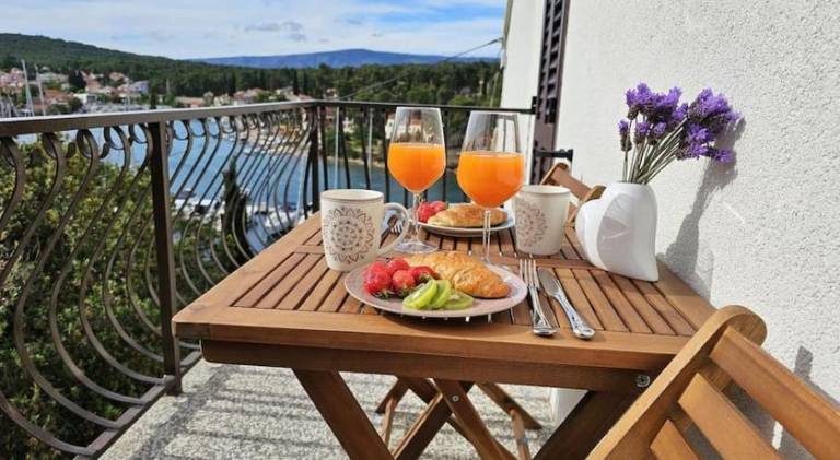 Wonderful holiday apartment | Pets allowed in Jelsa