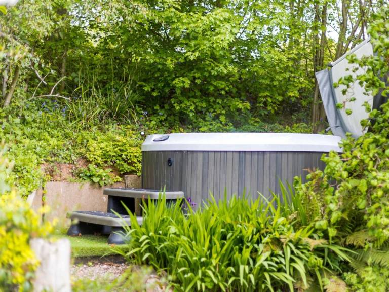 Fully equipped beautiful cottage with garden & hot tub | Dogs allowed — photo 2