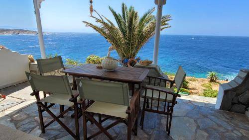 Apartment with yard & patio in Naxos